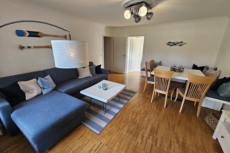Wohnzimmer mit Komfort-Schlafsofa 160x200 und Esstisch für 8 Personen