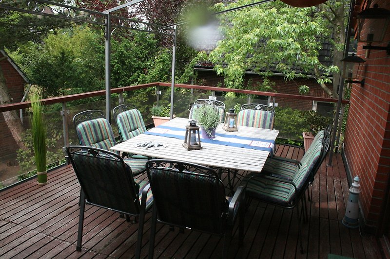 Terrasse mit Gasgrill und Tisch für 8 Personen