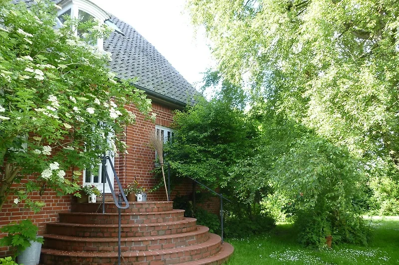 Hoofdingang vanuit de tuin