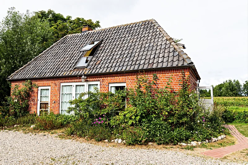 Dit is het kleine huis, rechts in het beeld de ingang.