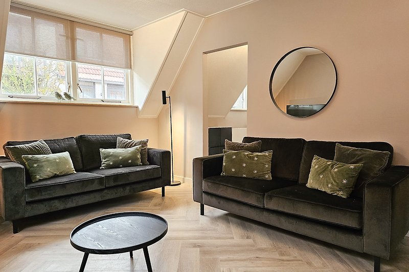 Gemütliches Wohnzimmer mit stilvoller Inneneinrichtung und bequemen Sofa