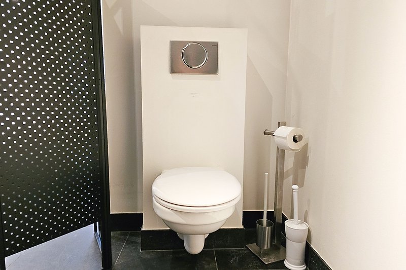 Moderne Toilette  - stilvolles Badezimmer.