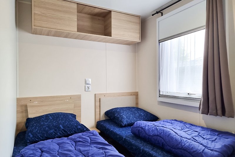 Gemütliches Schlafzimmer mit bequemem Bett und stilvoller Einrichtung. Perfekt zum Entspannen und Schlafen.