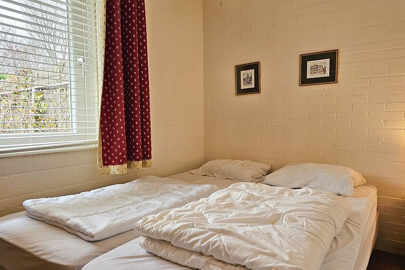 Gemütliches Schlafzimmer mit stilvollem Design und hochwertigen Textilien.