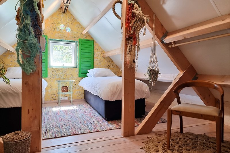 Gemütliches Holzhaus mit stilvollem Interieur und gemütlichem Bett. Perfekt für Ihren erholsamen Urlaub.