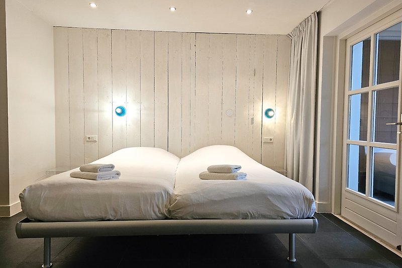 Gemütliches Schlafzimmer mit bequemen Betten der gemacht sind bei Anreise