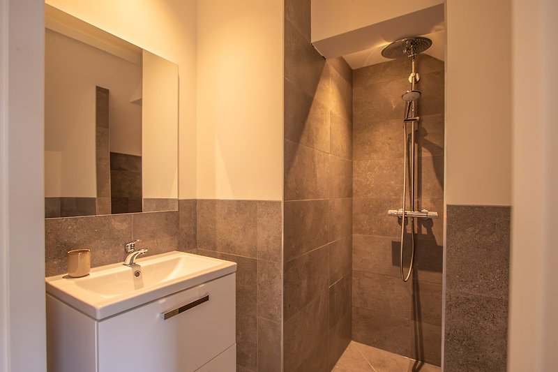 DO44 Moderne Badezimmerausstattung mit stilvollem Design und Spiegel.