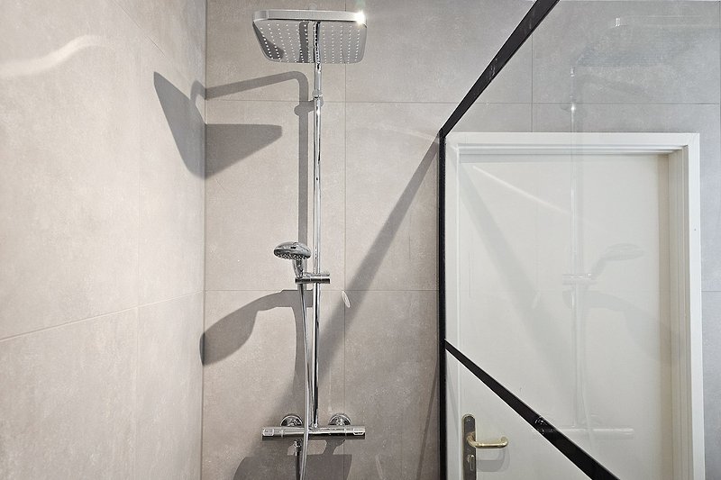Stilvolles Badezimmer mit moderner Dusche.