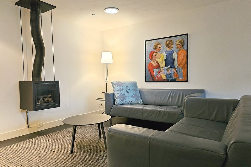 Einladendes Wohnzimmer mit stilvoller Beleuchtung und ein Gaskamin