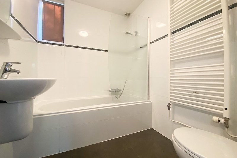 Badezimmer mit badewanne am Erdgeschoß