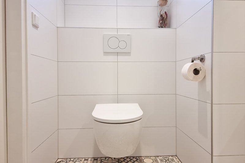 DO45 Schöne Badezimmer mit Dusche, Waschbecken und Toilette