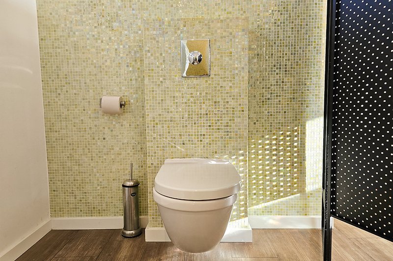 Stilvolles Badezimmer mit moderner Einrichtung.