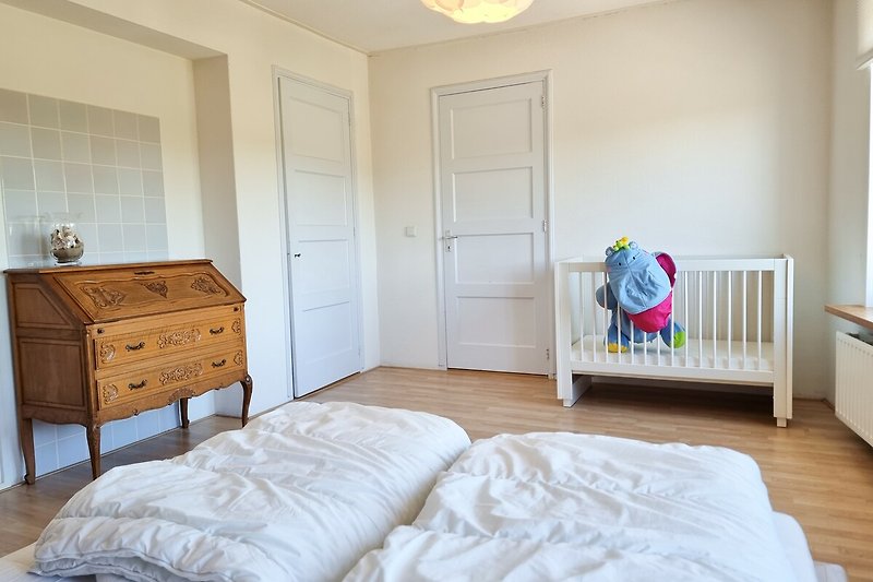 VL23 Elternschlafzimmer mit Babybett