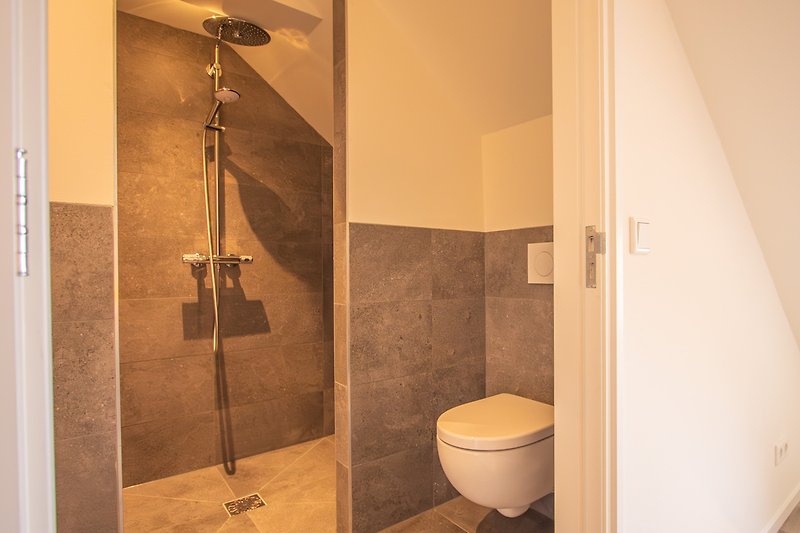 DO44 Modernes Badezimmer mit stilvoller Einrichtung und hochwertigen Armaturen.