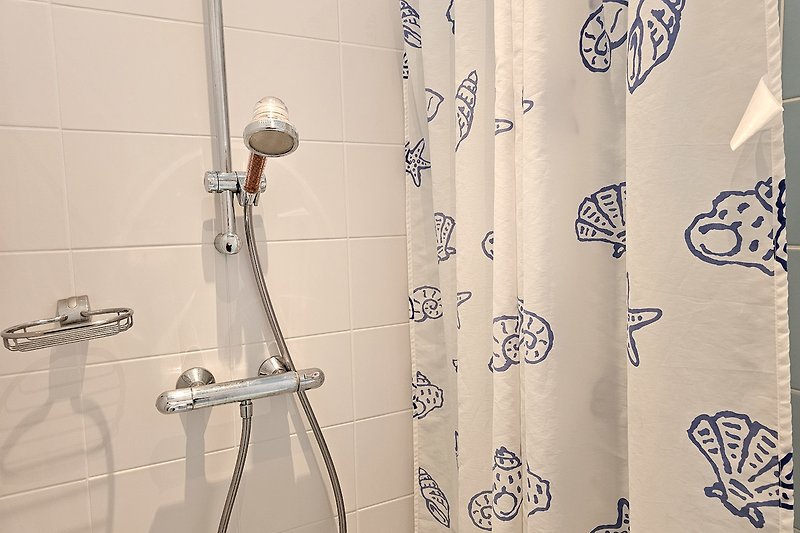 Schönes Badezimmer mit stilvollem Design und hochwertigen Armaturen.