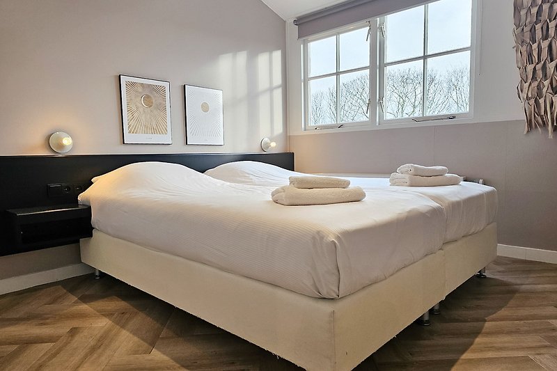 Stilvolles Schlafzimmer mit bequemem Bett und stilvoller Inneneinrichtung.