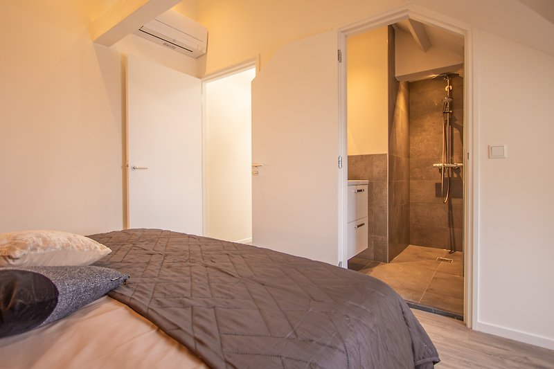 DO44 Schlafzimmer mit Privat Badezimmer