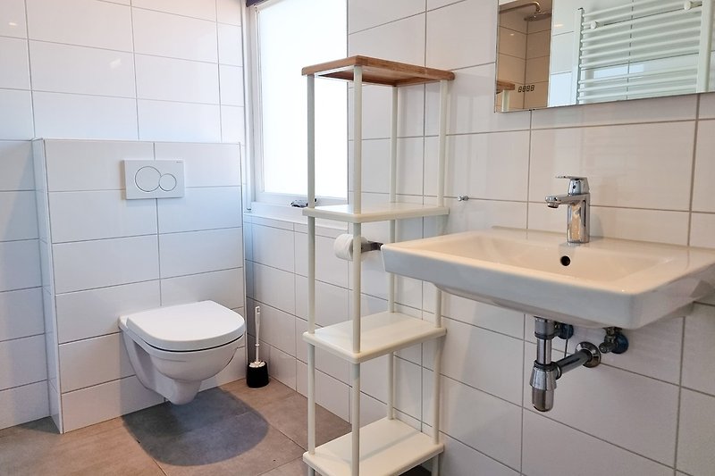 DO41-Badezimmer mit Dusche, Toilette und Waschbecken