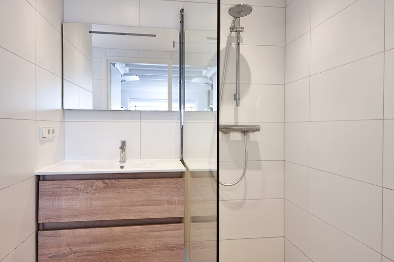 DO45 Schöne Badezimmer mit Dusche und Waschbecken