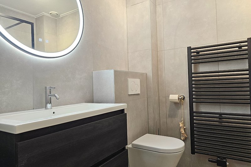 Stilvolles Badezimmer mit elegantem Design.