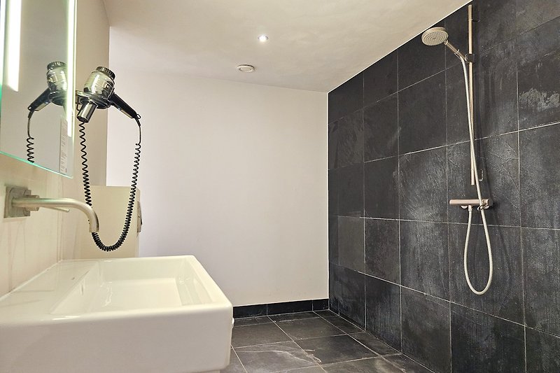 Stilvolles Badezimmer mit eleganter Dusche und modernem Design.