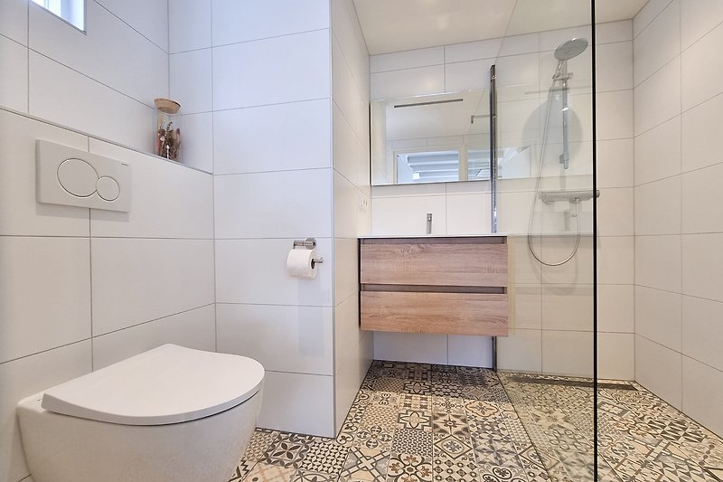 DO45 Modernes Badezimmer mit Dusche, Toilette und stilvollem Design.