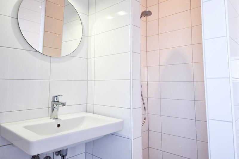 DO42 Badezimmer mit Waschbecken, Dusche und Toilette