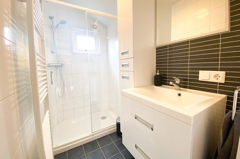 OK35-Badezimmer mit Dusche und Waschbecken