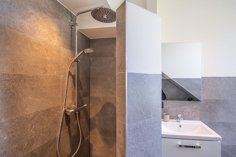 DO44 Modernes Badezimmer mit stilvoller Einrichtung und hochwertigen Armaturen.