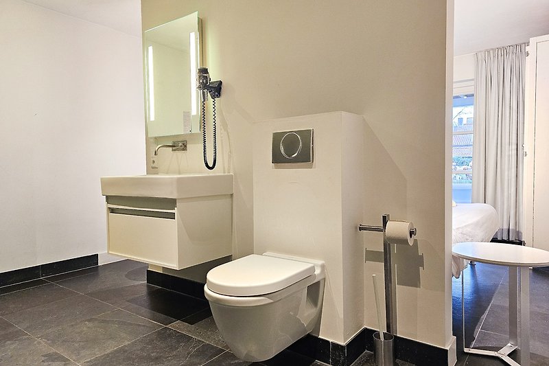 Stilvolles Badezimmer mit elegantem Design.