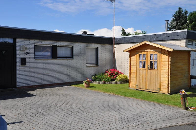 Vooraanzicht van het vakantiehuis met een ruim terras en een prachtig uitzicht op de omliggende natuur.