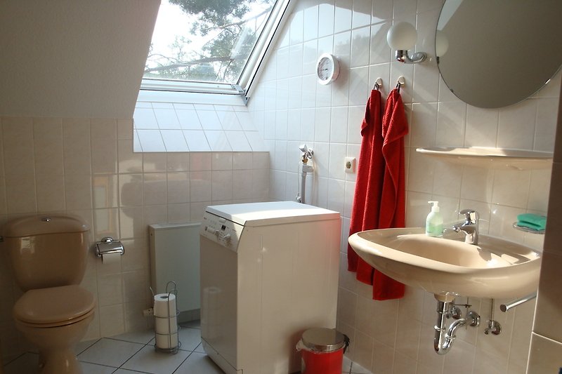 Badezimmer mit Fenster und Waschmaschine