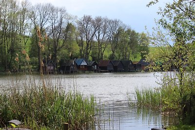 Huis met rieten dak direct aan het water 1600m²