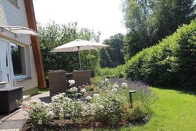 Huis met rieten dak direct aan het water 1600m²