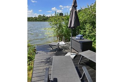 Vakantiehuis met waterperceel1300m²