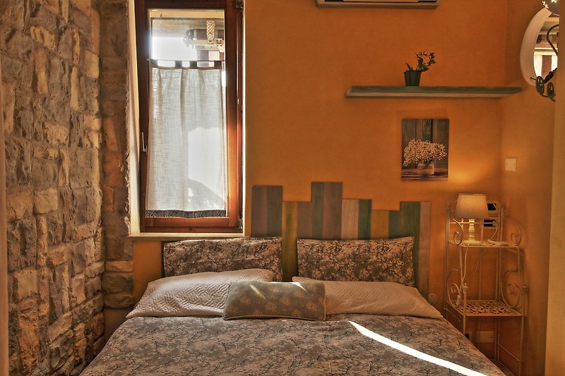 Schlafzimmer mit Doppelbett 190x160 (Standard für Italien), klein aber romantisch und mit Fenster