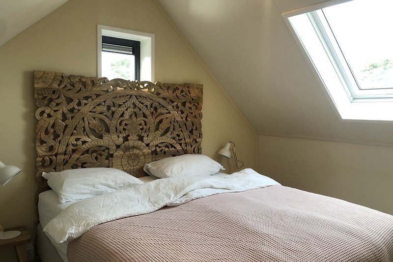 Elegante slaapkamer met comfortabel bed en sfeervolle verlichting.