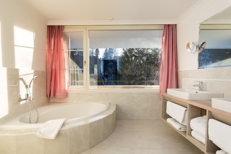 Nr. 4 Deluxe Doppelzimmer mit Balkon, Badewanne und separate Dusche
