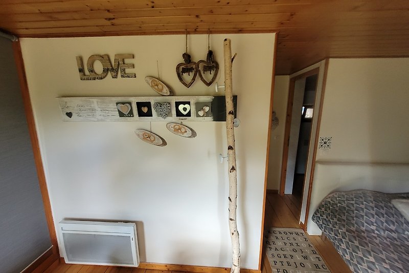 Une maison confortable avec un intérieur en bois et une décoration soignée.