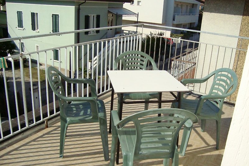 Holzterrasse mit Stühlen, Tisch und Zaun - perfekt für draußen!