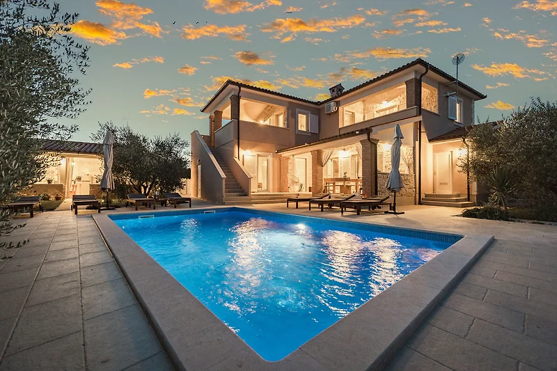 Prachtig uitzicht op het zwembad, de zee en de natuur vanuit dit vakantiehuis.