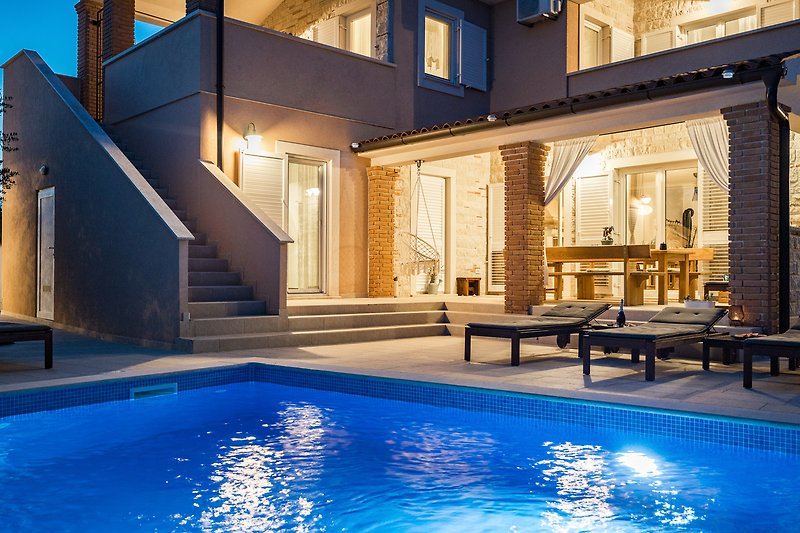 Predivan pogled na bazen i plavetnilo mora iz ove kuće za odmor.