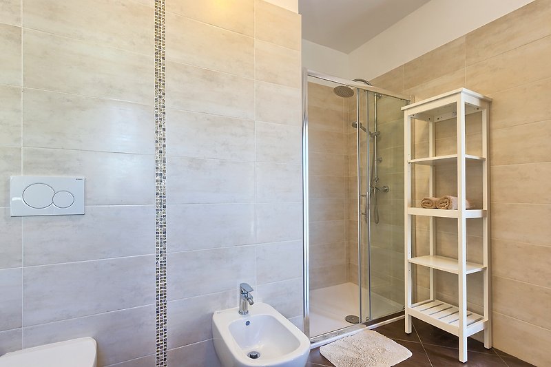 Prekrasna kupaonica s modernim namještajem i elegantnim osvjetljenjem.