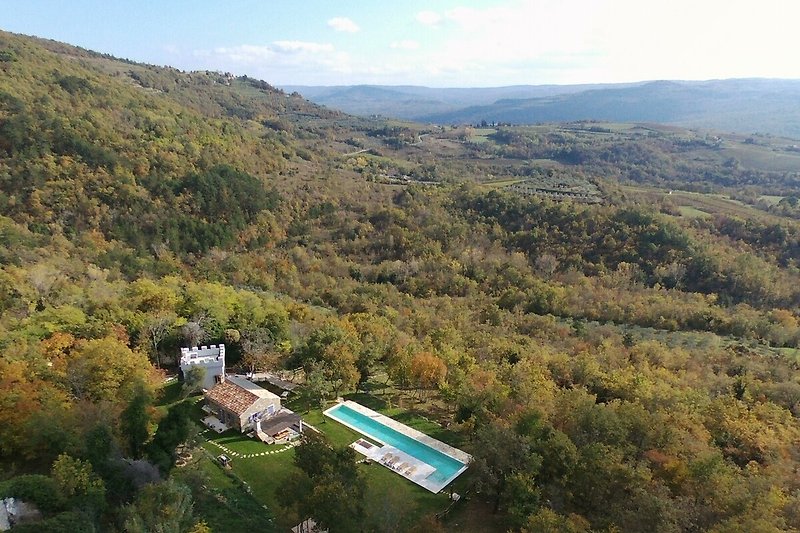 Atemberaubender Blick auf Berglandschaft mit Pool und Plantagen.