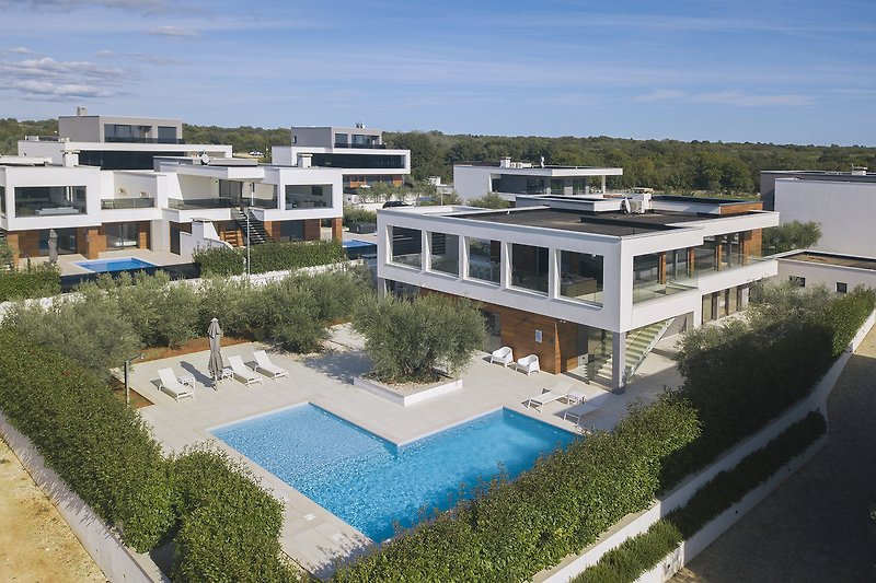 Städtische Fassade mit Glas, Pflanzen und urbanem Design.