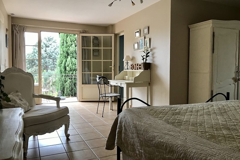 Stilvolles Schlafzimmer mit elegantem Interieur und gemütlichem Bett.