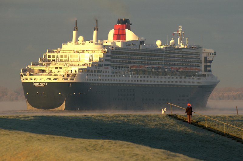 Queen Mary passes the Elbe.
