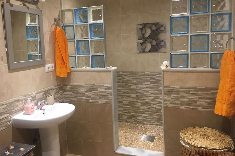 Badezimmer 2 mit zwei Duschen