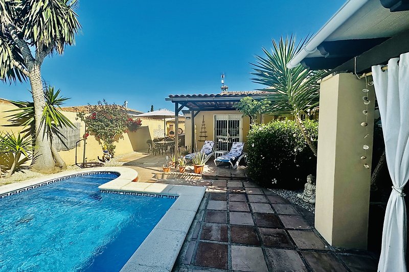 Pool, Sonnenliege, Outdoor-Möbel, Dach, Sonnenschirm, Resort, Erholung, Urlaub.