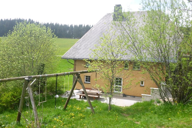 Traditionelles Bauernhaus im Frühling
